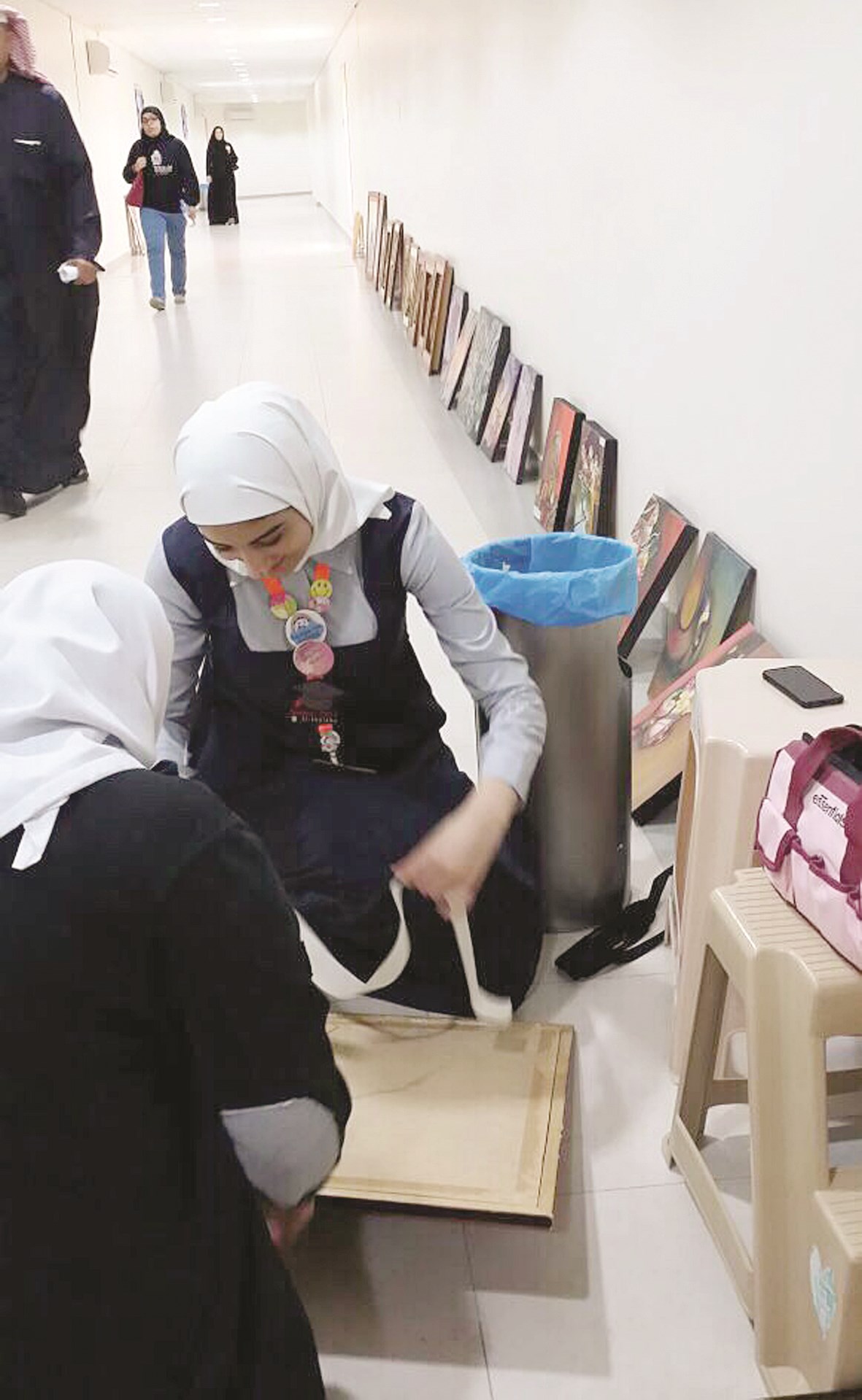 الطالبات خلال تعليق اللوحات