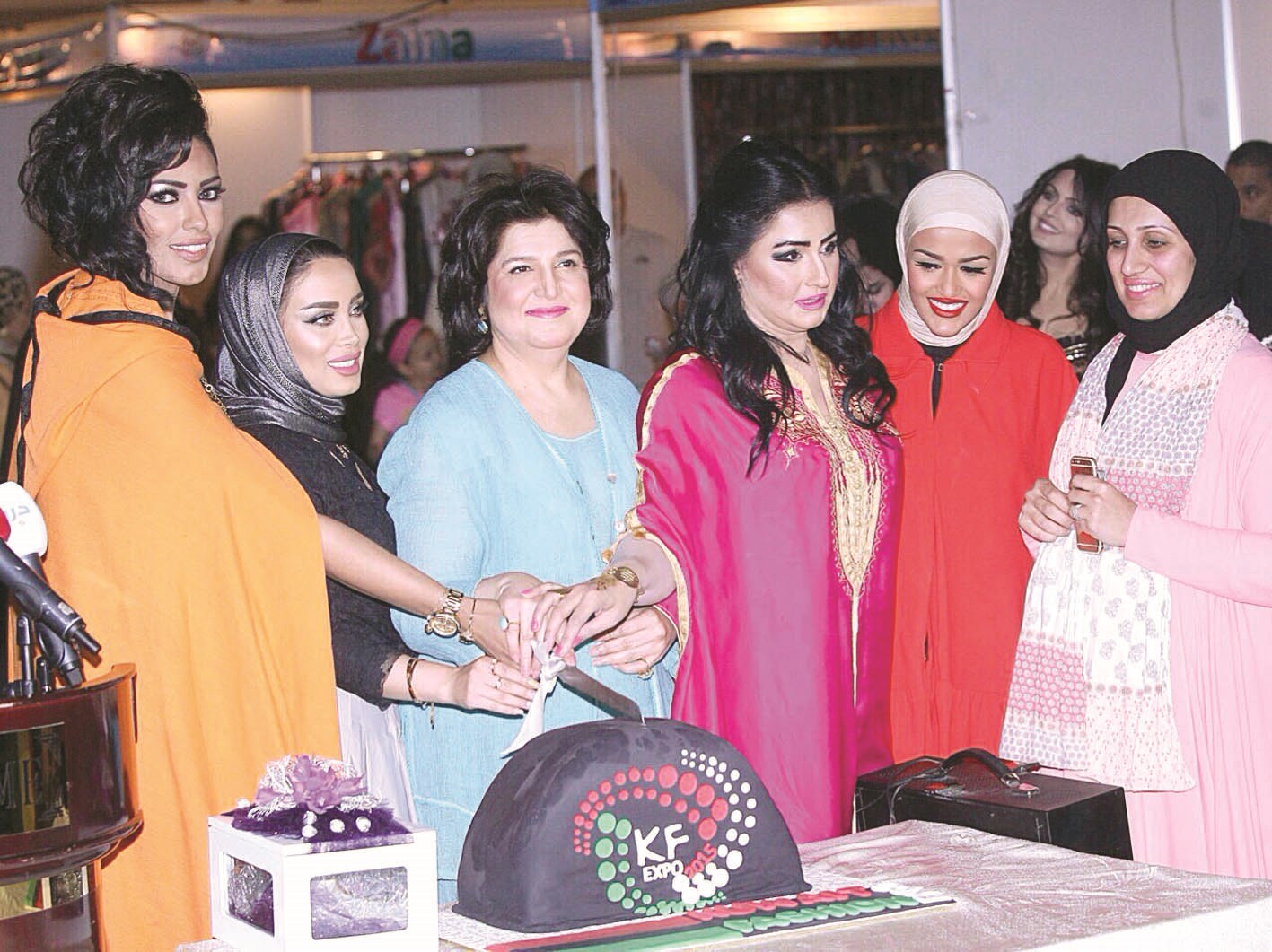 الشيخة بشاير الصباح تشارك في تقطيع «الكيك»