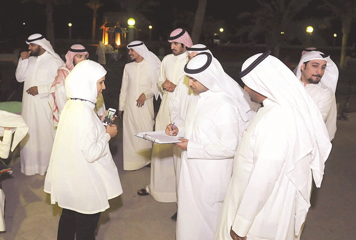 شباب يوقّعون تضامناً مع «المعتقلين»            (تصوير زكريا عطية)
