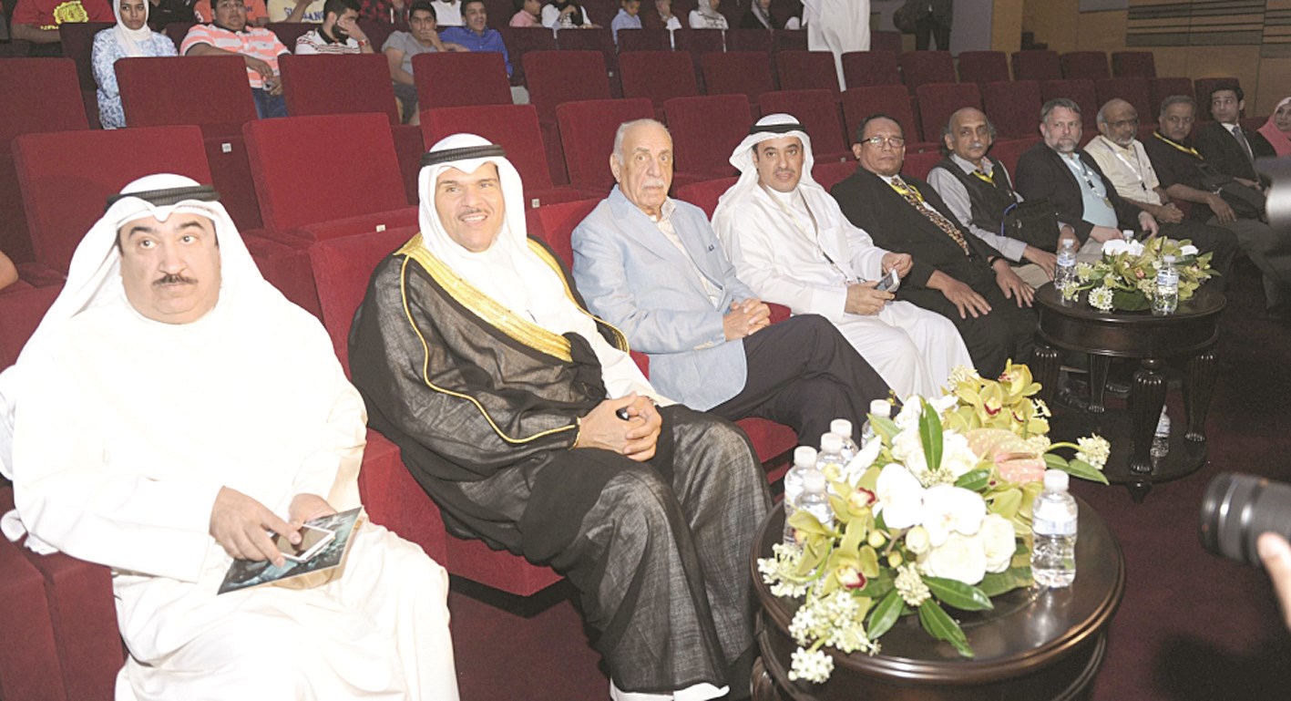 الشيخ سلمان الحمود ومحمد السنعوسي وعدد من الحضور