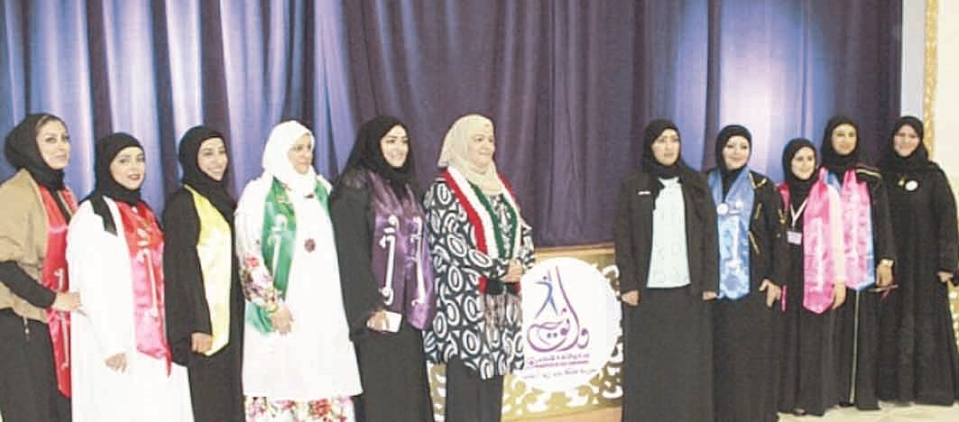 الشيخة أنيسة الصباح ومديرة المدرسة مع رؤساء الفرق لمشروع واثق