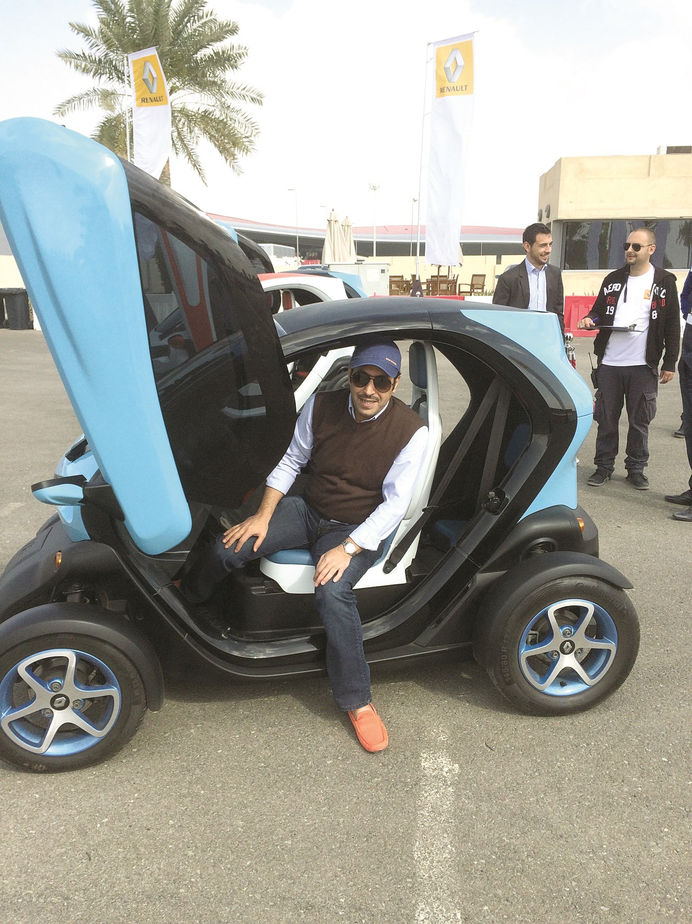 الزميل أحمد المطيري في إحدى سيارات «رينو»