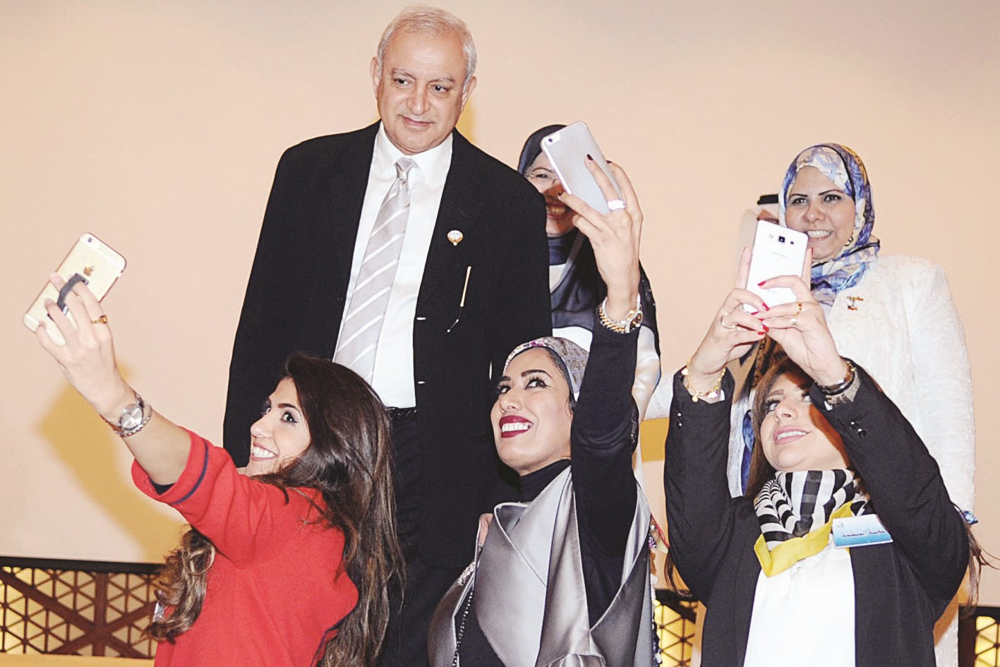 «سيلفي» مع العيسى           (تصوير كرم ذياب)