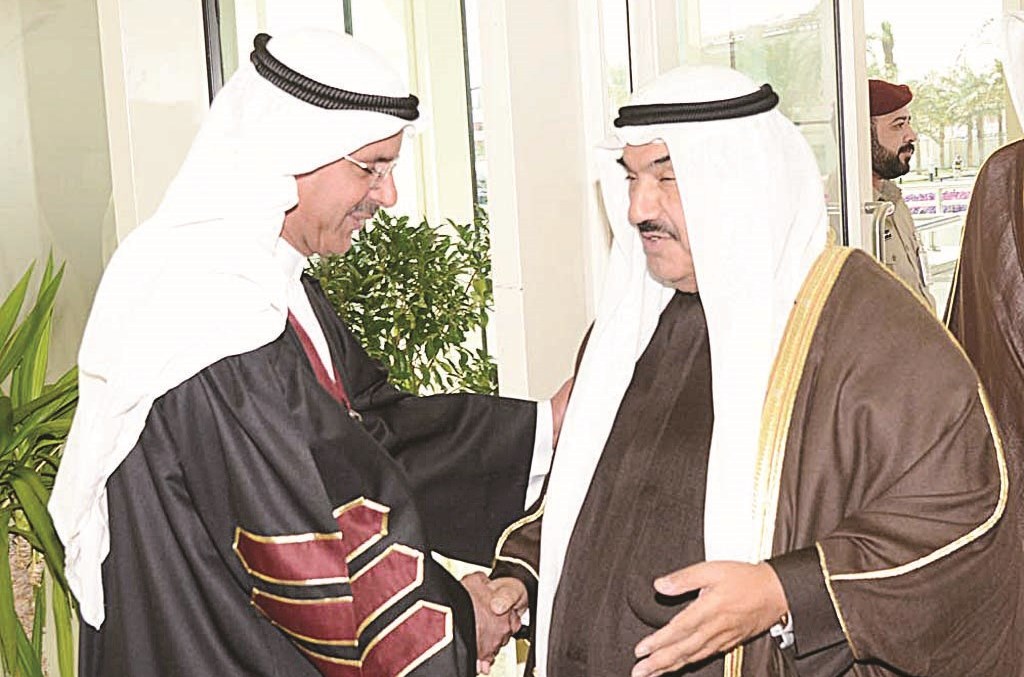 ناصر المحمد مصافحا الأثري