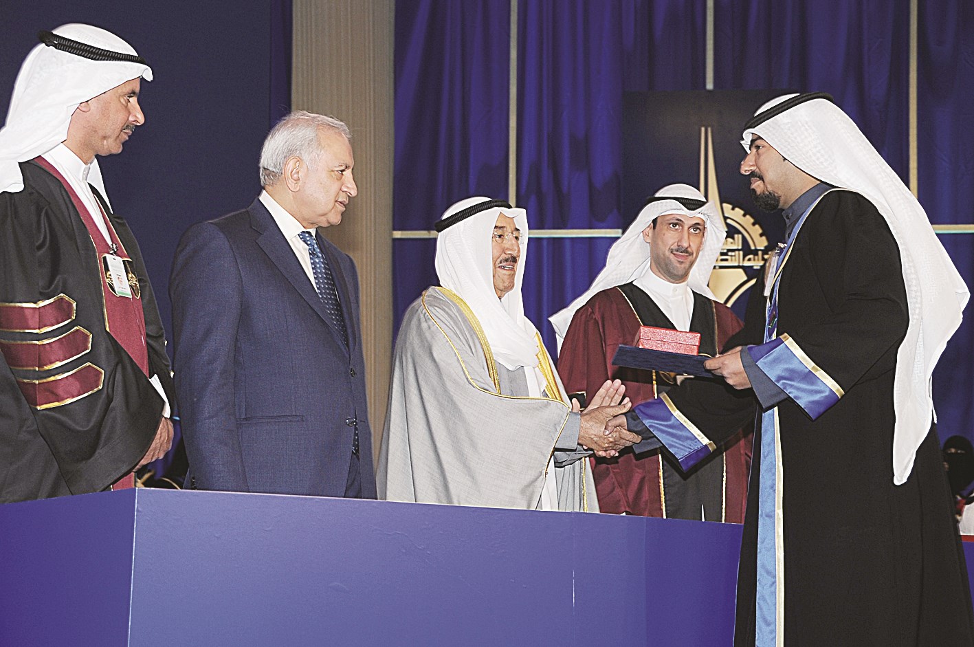 تكريم أحد الخريجين