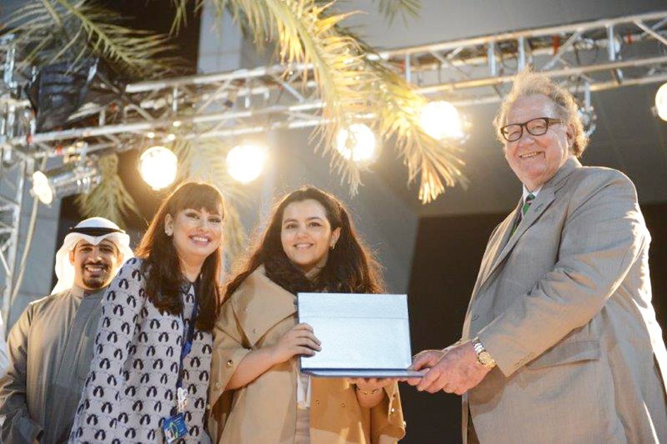 u062fu0648u0646u0627u0644u062f u0628u064au062au0633 u064au0643u0631u0645 u0637u0627u0644u0628u0629 u0628u062du0636u0648u0631 u0623u0646u0648u0627u0631 u0627u0644u0635u0628u0627u062d