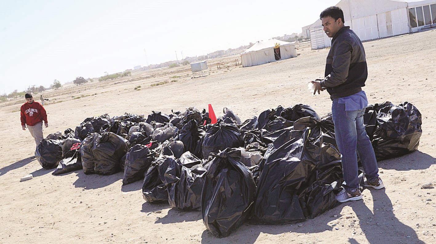 تجميع أكياس القمامة