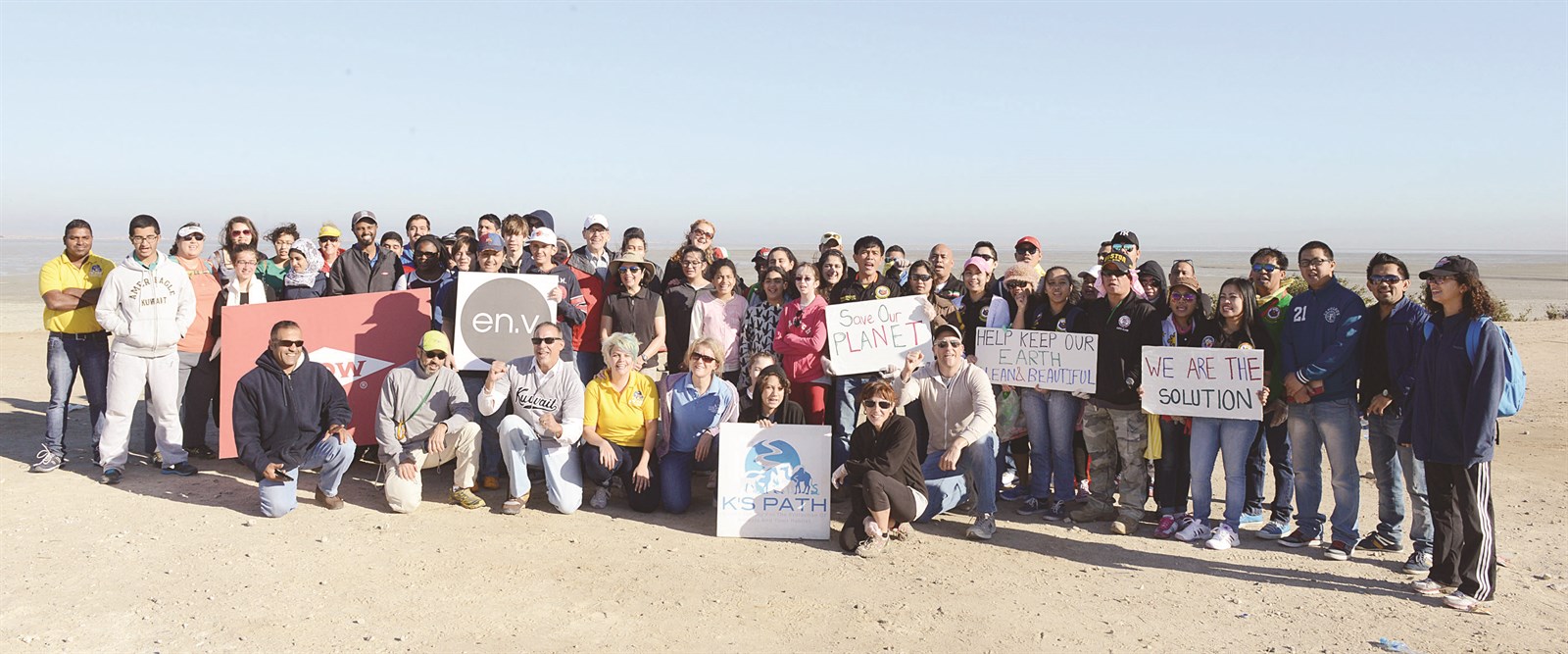 لقطة جماعية للمشاركين في حملة التنظيف (تصوير نايف العقلة)