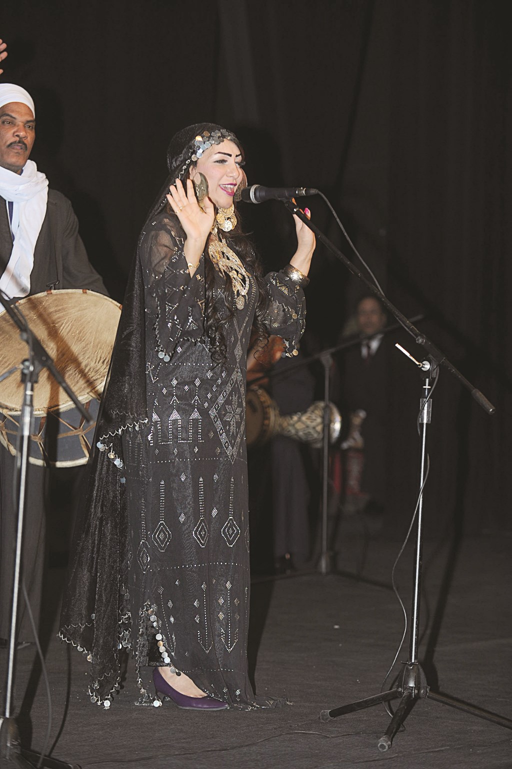 إحدى عضوات الفرقة تشدو