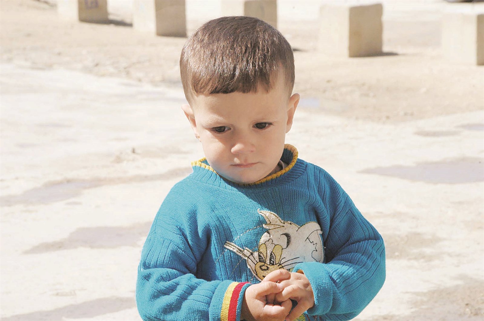 طفل سوري نازح في ساحة مجمّع الأوزاعي في صيدا