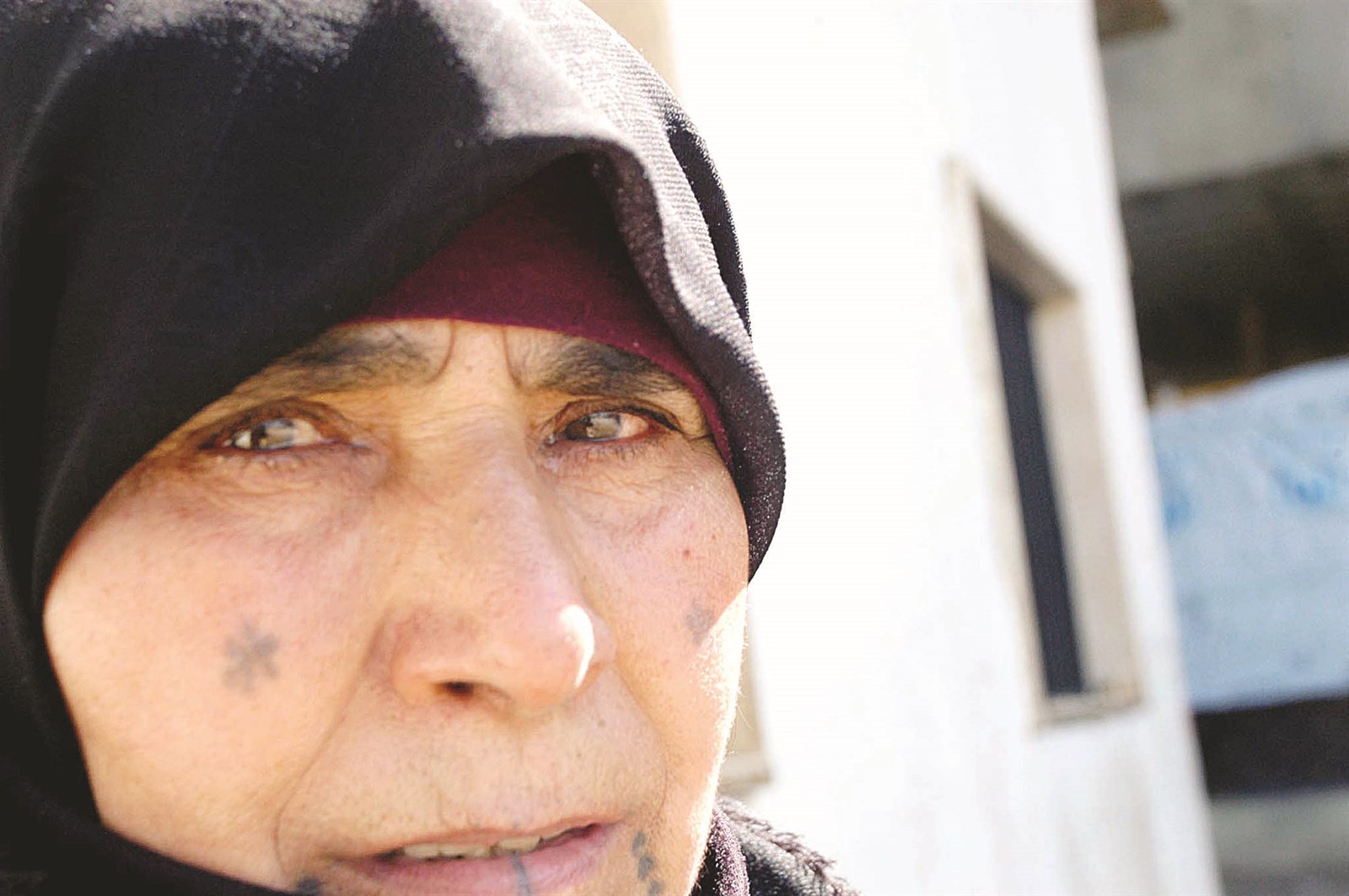 الحاجة صلوح التركاوي العلي (66 عاماً) والدمع في مقلتيها