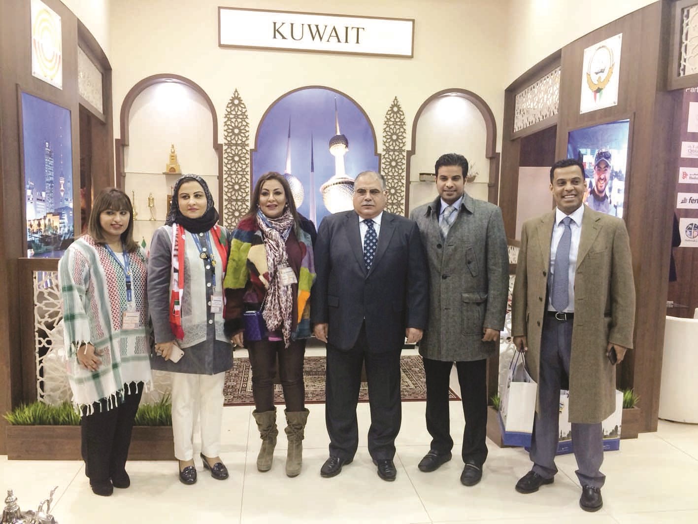 السفير العيسى وأعضاء السفارة في جناح الكويت