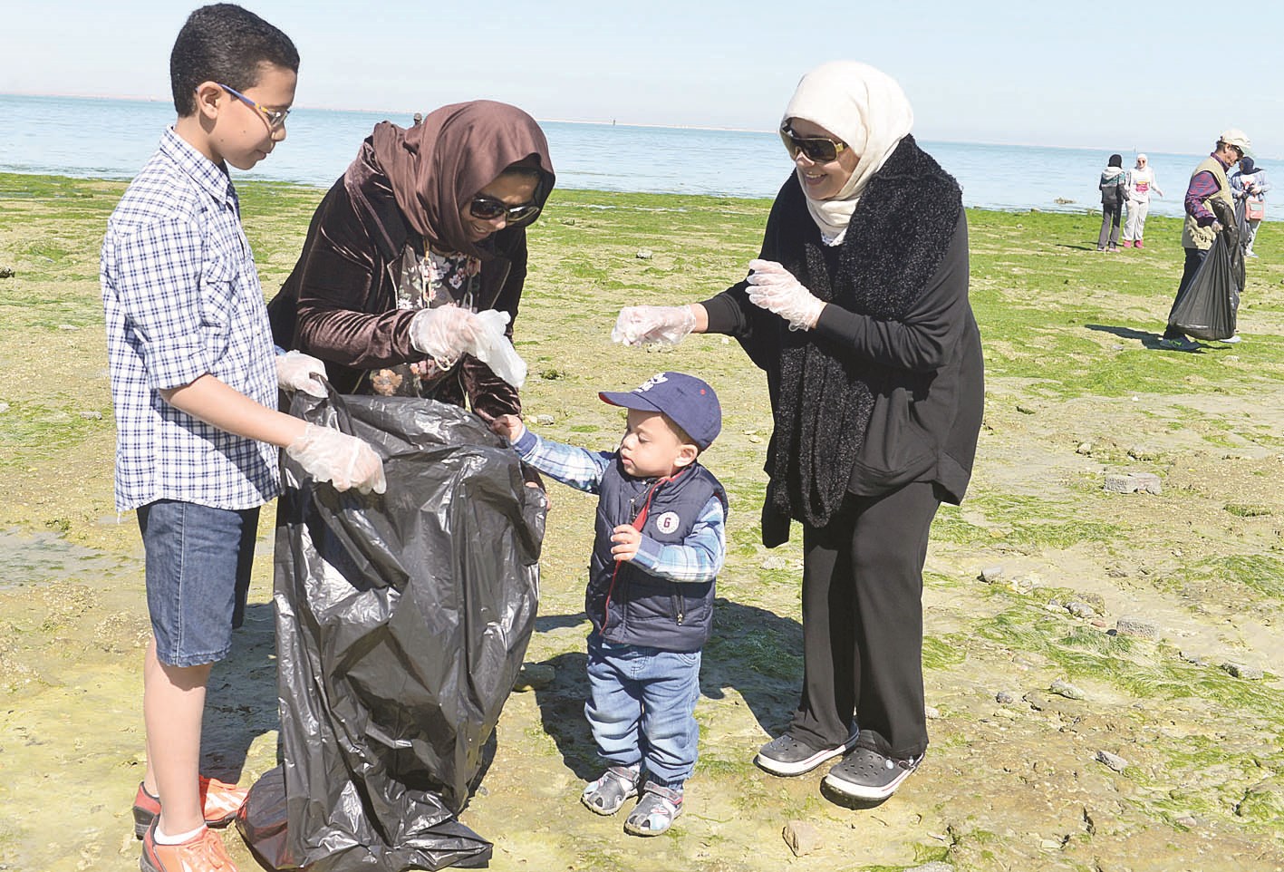 صغار شاركوا طلبة كلية العلوم في تنظيف الشاطئ
