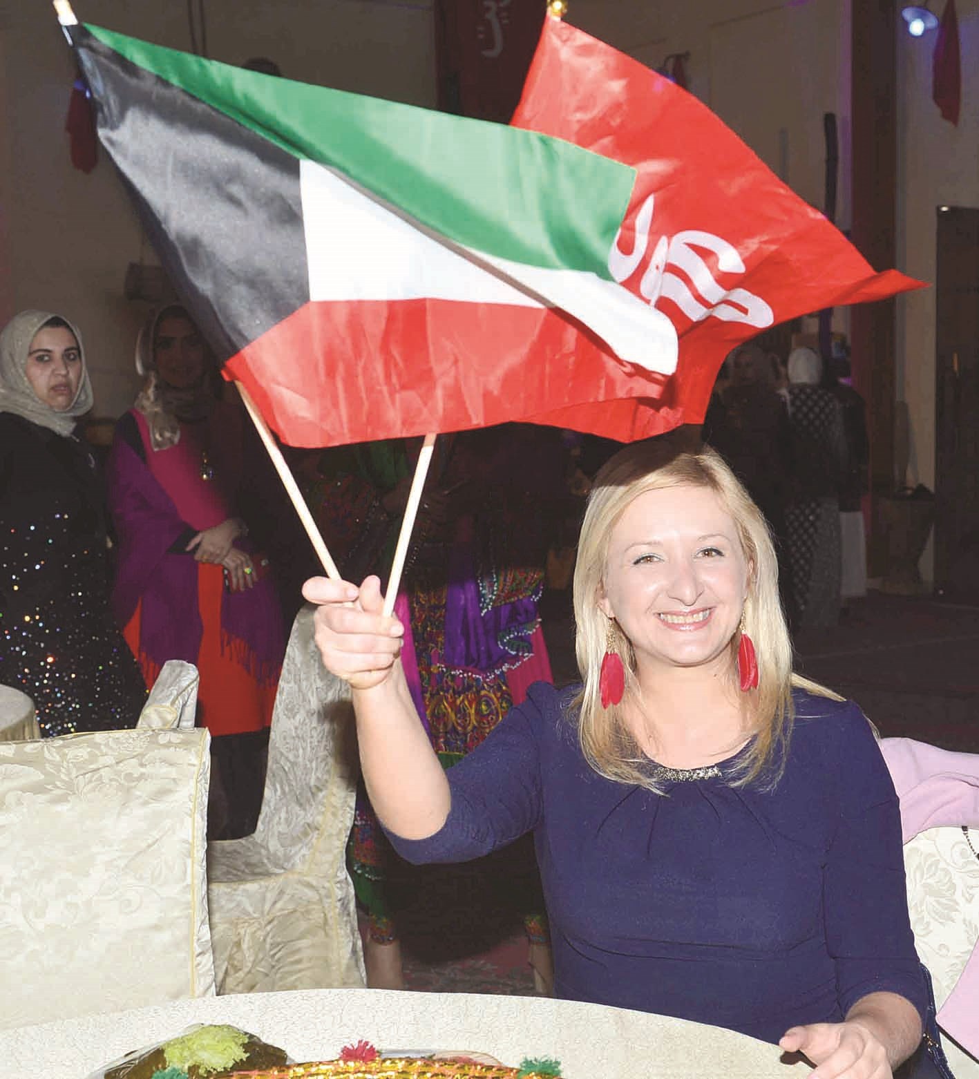 علم الكويت بيد إحدى الحاضرات