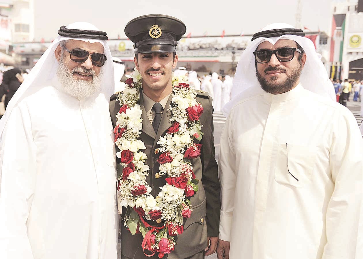 الملازم عبدالعزيز الشريف ووالده وعمه