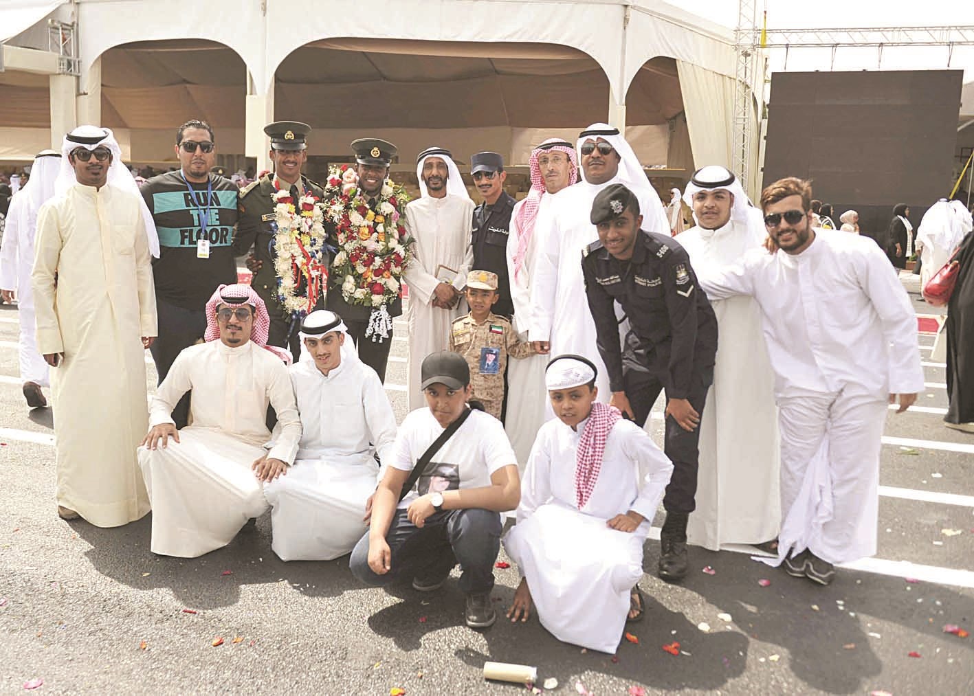 أسرة الملازم عبدالرحمن المحيسن وأحد زملائه في الدفعة