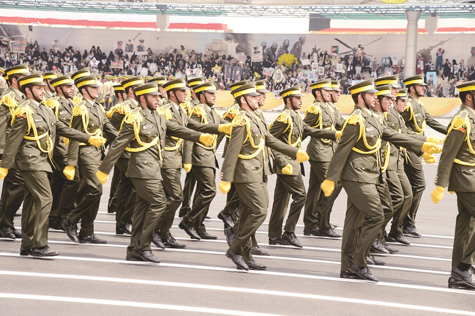 الخريجون في طابور العرض