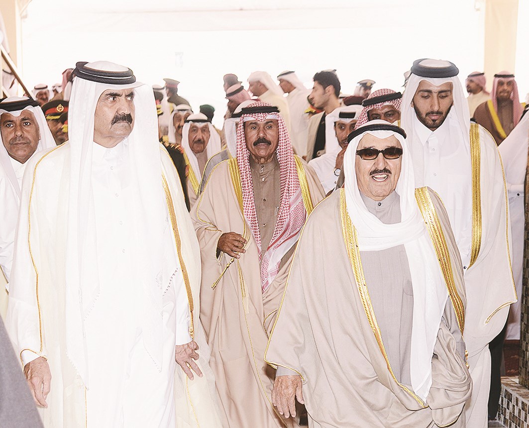 سمو الأمير لدى وصوله للكلية وبرفقته الأمير الوالد في قطر الشيخ حمد بن خليفة وسمو ولي العهد