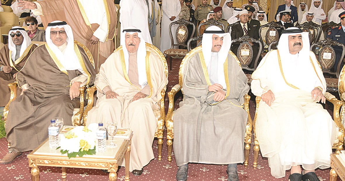 من اليمين: حمد بن خليفة والغانم وجابر العبدالله وجابر المبارك