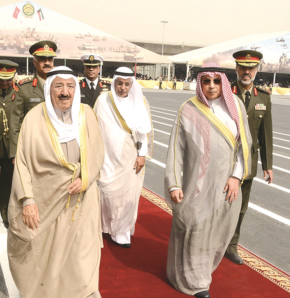 سموه في ميدان الحفل يرافقه وزير الدفاع