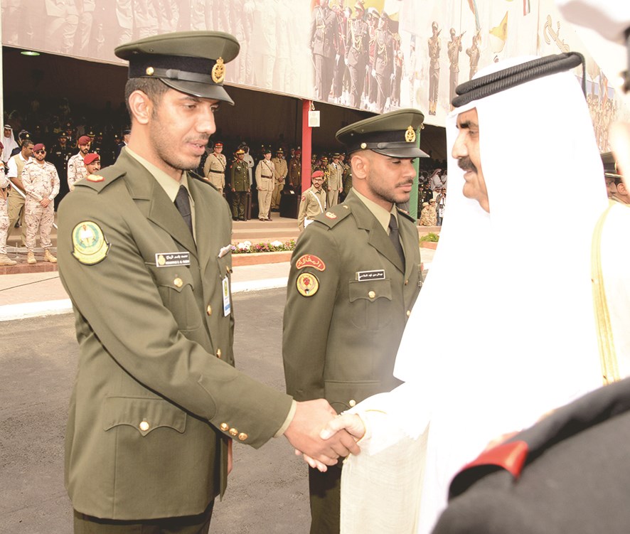 الأمير الوالد في قطر الشيخ حمد بن خليفة يصافح أحد الخريجين
