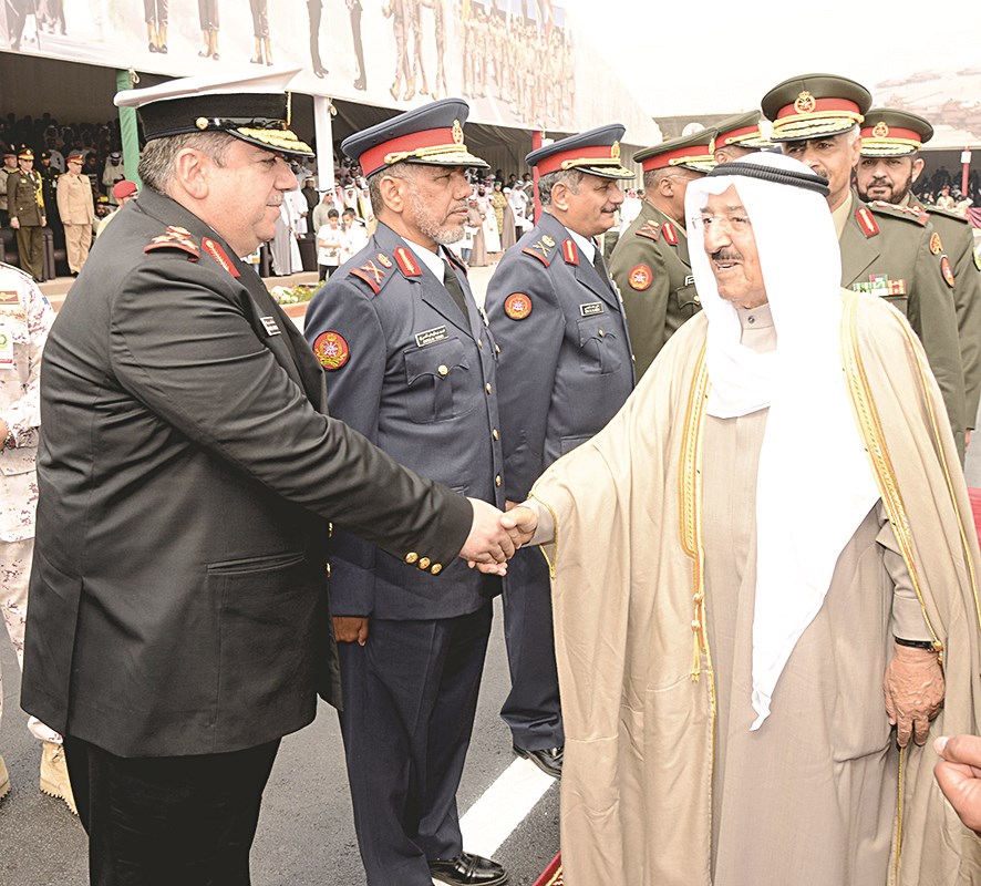 ... ويصافح كبار الضباط