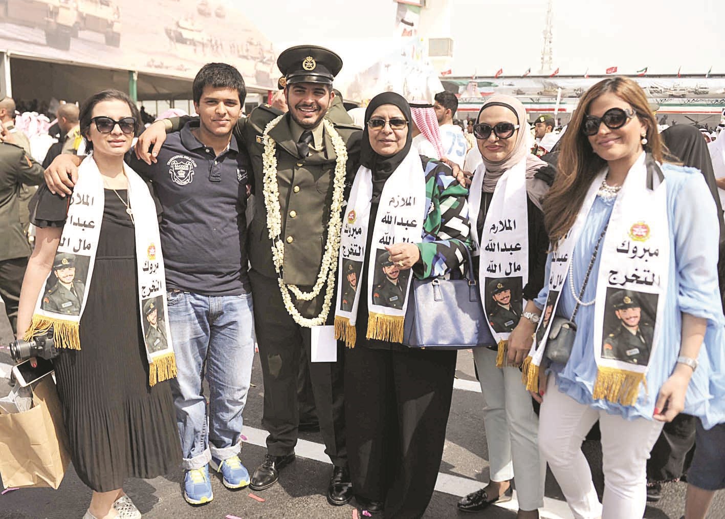 أسرة تحتفل بابنها الخريج