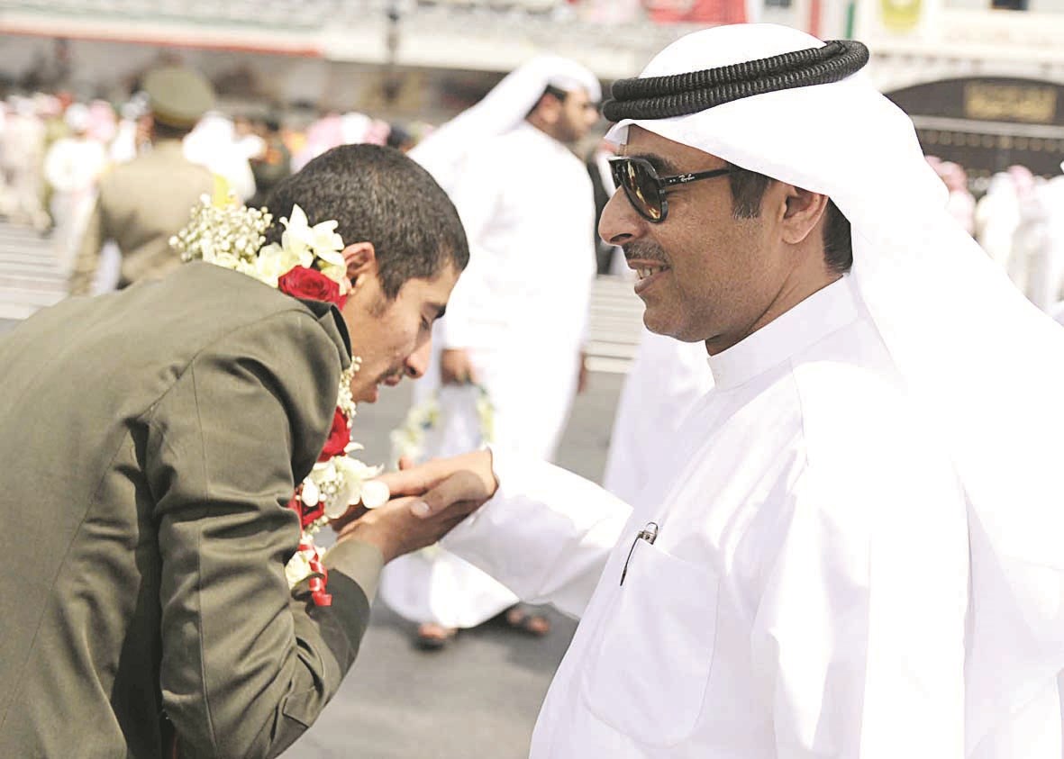 ... وآخر يقبّل يد والده