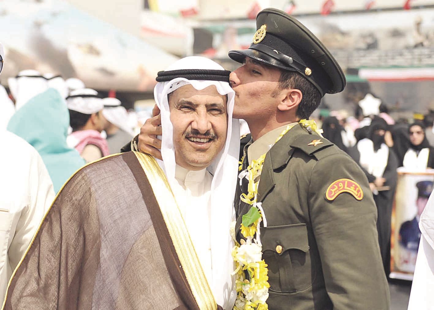 قبلة عرفان من خريج على رأس والده