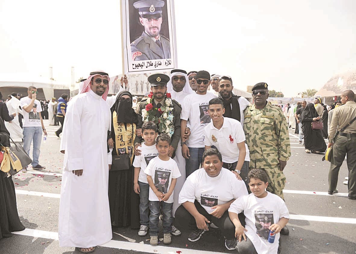 الملازم ضاري اليحيوح محتفلاً مع أفراد أسرته