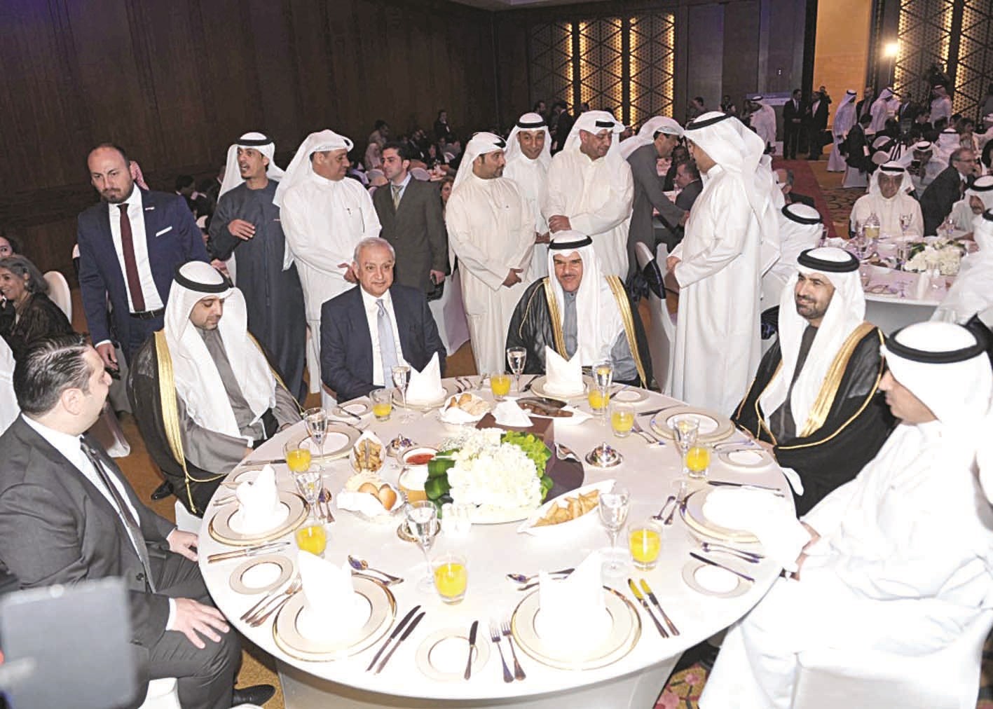 العبدالله والحمود في مقدم الحضور