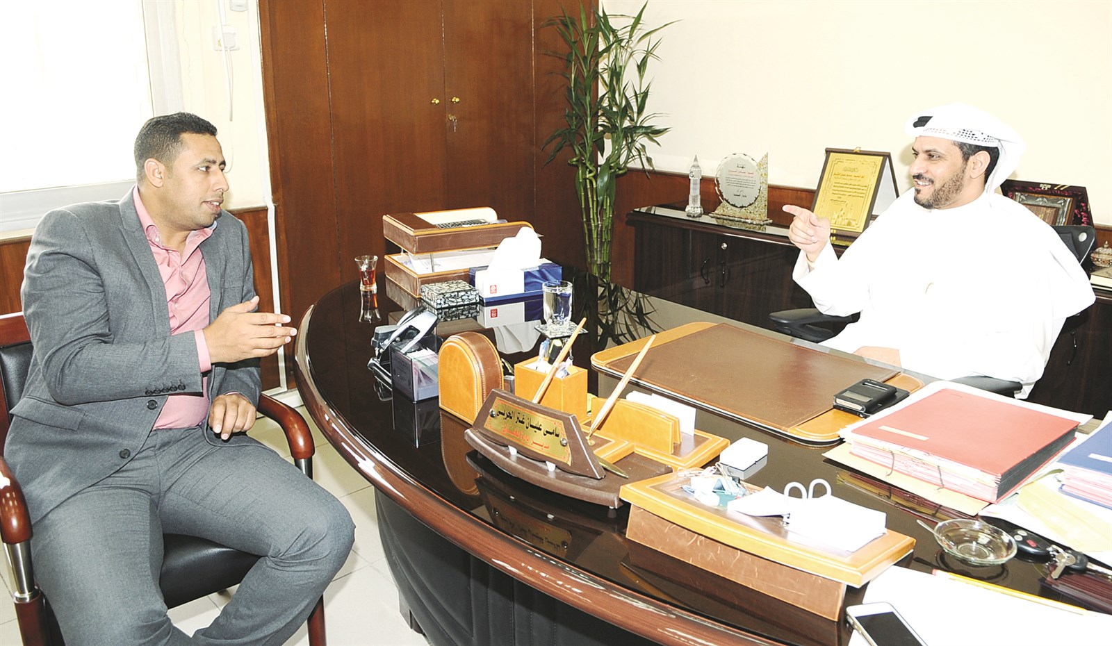 الحربي متحدثاً للزميل علي العلاس (تصوير كرم دياب)