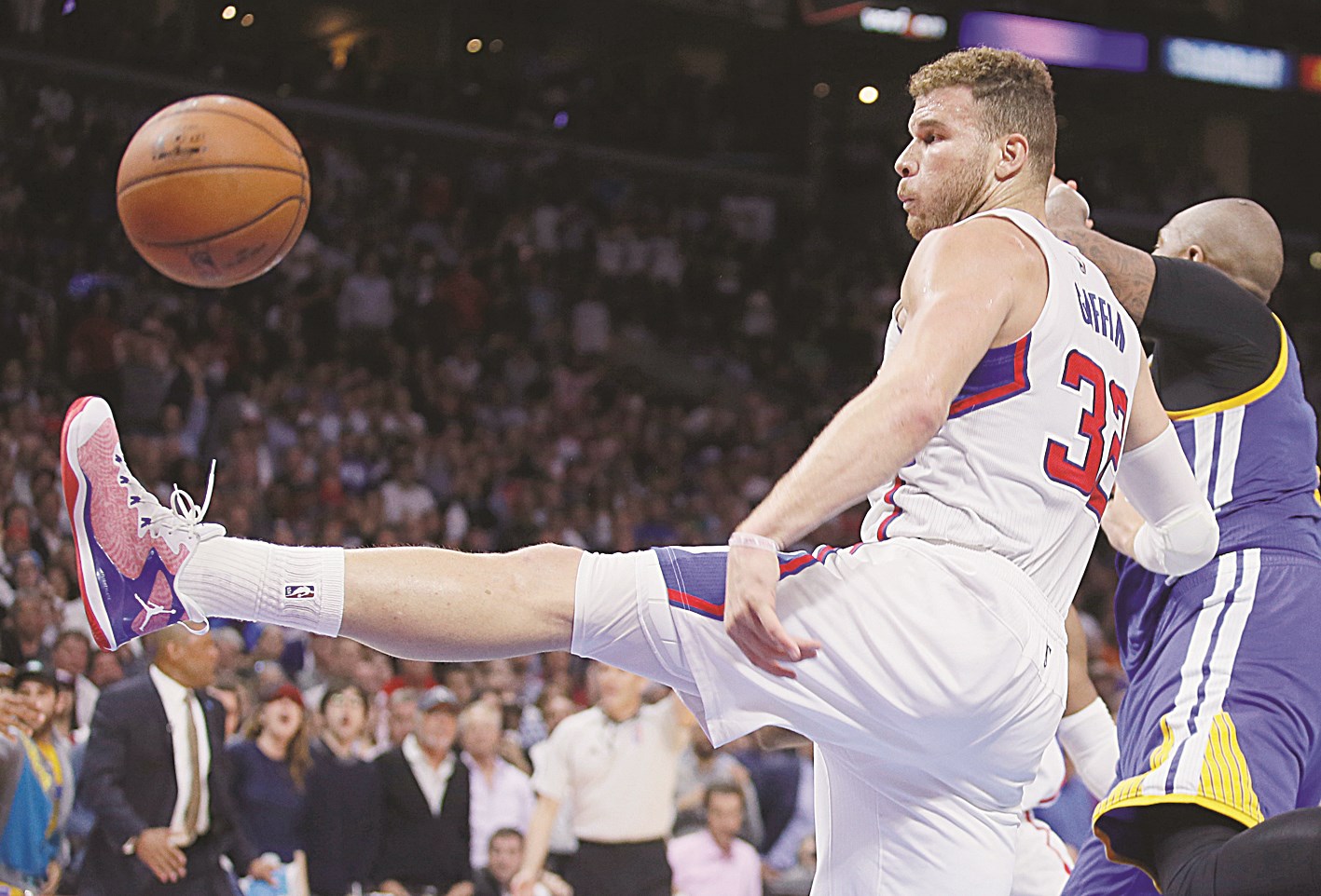 u063au0631u064au0641u064au0646 u0644u0627u0639u0628 u0644u0648u0633 u0627u0646u062cu0644u064au0633 u0643u0644u064au0628u0631u0632 u0645u0633u062fu062fu0627u064b u0627u0644u0643u0631u0629 u0628u0642u062fu0645u0647 u062eu0644u0627u0644 u0627u0644u0645u0628u0627u0631u0627u0629 u0623u0645u0627u0645 u063au0648u0644u062fu0646 u0633u062au0627u064au062a (u0625 u0628)