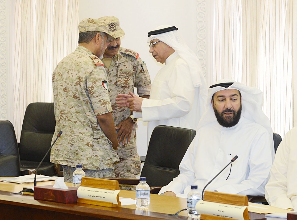 العمير وبدا الوزير الجراح في حديث مع ضابطين في «الدفاع»