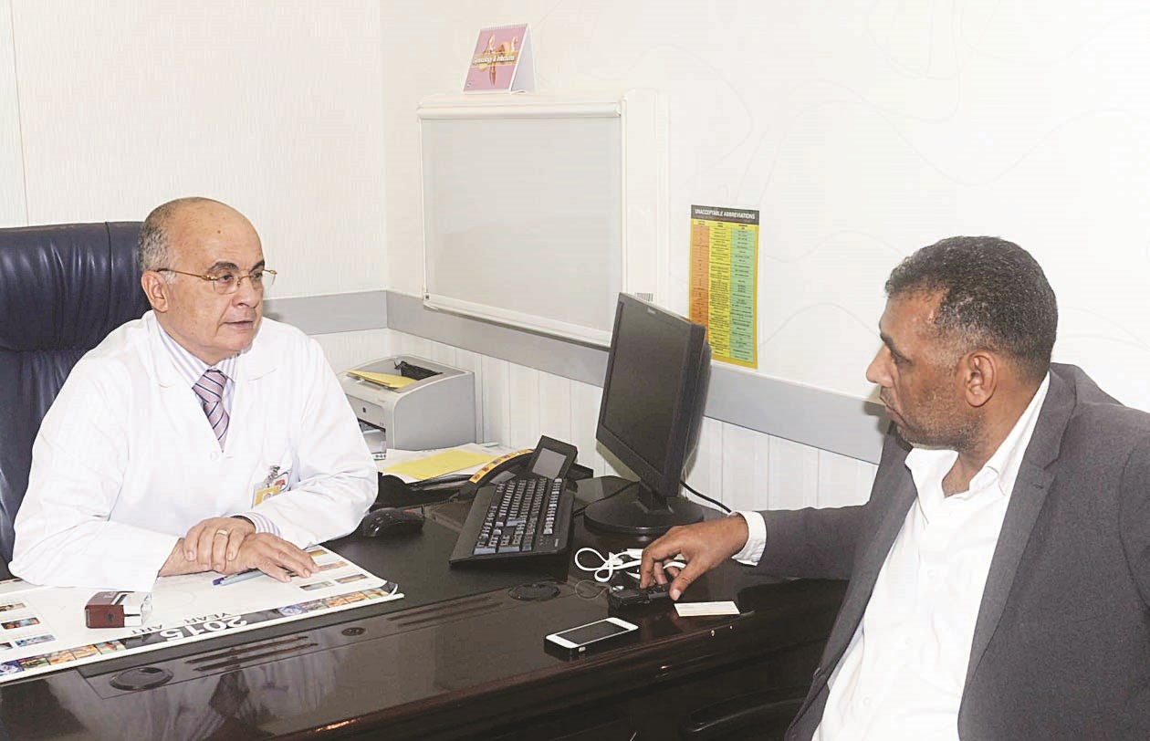 عبداللطيف متحدثا للزميل عمر العلاس