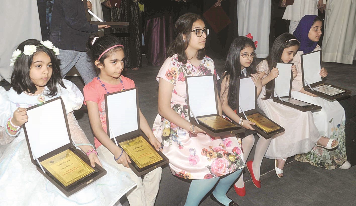 الأطفال مع شهادات التقدير