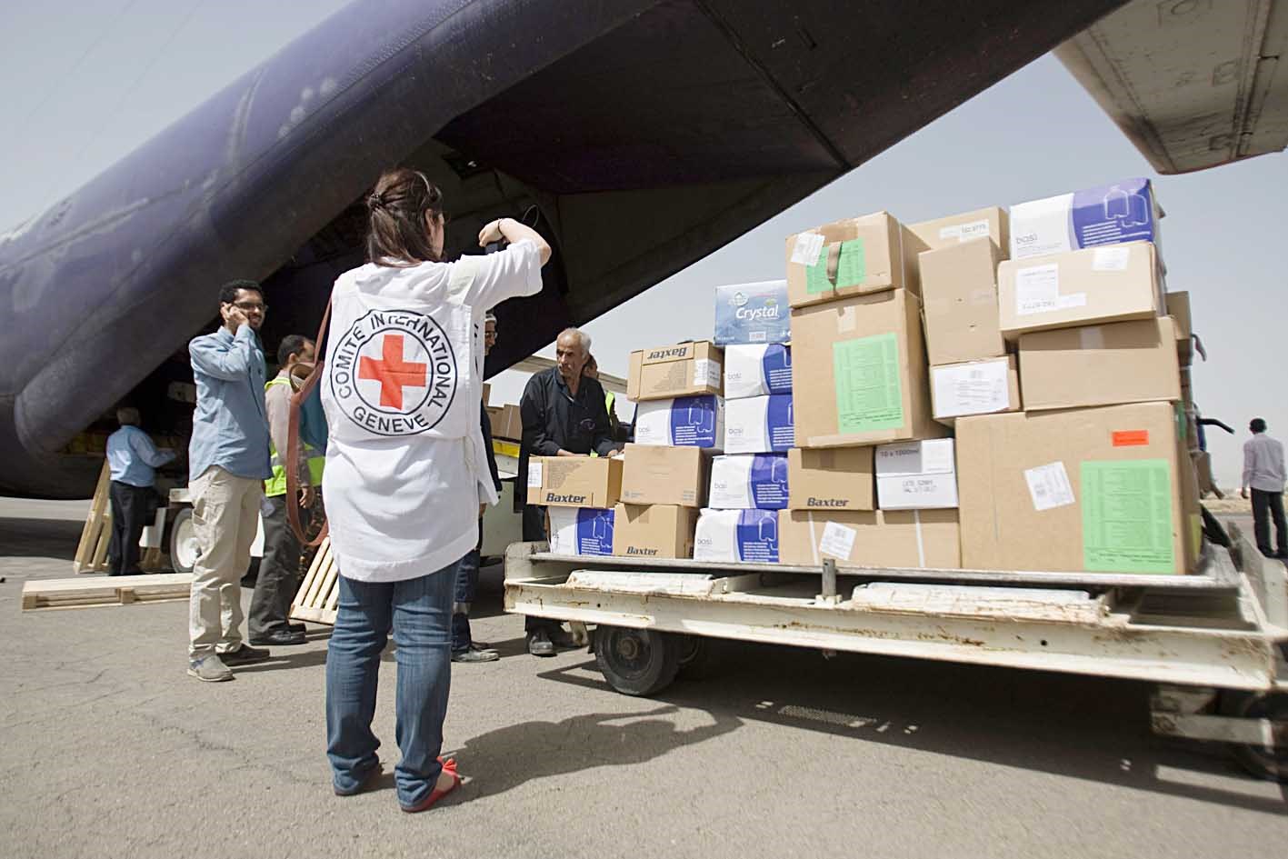 u0639u0645u0627u0644 u0625u063au0627u062bu0629 u064au064fu0646u0632u0644u0648u0646 u062du0645u0648u0644u0629 u0637u0627u0626u0631u0629 u0625u0645u062fu0627u062fu0627u062a u0641u064a u0645u0637u0627u0631 u0635u0646u0639u0627u0621 u0623u0645u0633 (u0623 u0628)