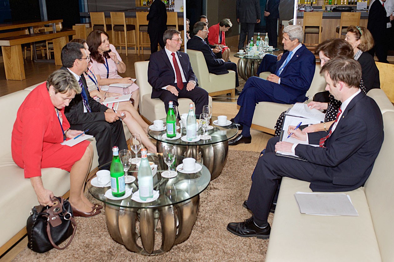 u0643u064au0631u064a u0648u0631u0648u062fu0631u064au063au064au0632 u0645u062du0627u0637u064au0652u0646 u0628u0645u0633u062au0634u0627u0631u064au0647u0645u0627 u062eu0644u0627u0644 u0644u0642u0627u0626u0647u0645u0627 u0641u064a u0628u0646u0645u0627 (u0631u0648u064au062au0631u0632)