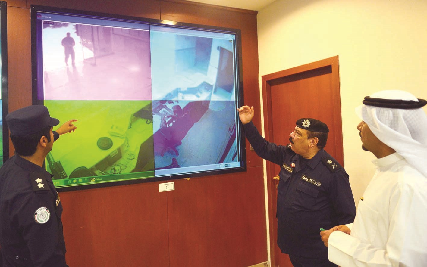 العلي مستعرضا أحد المخافر المربوطة بنظام الكاميرات