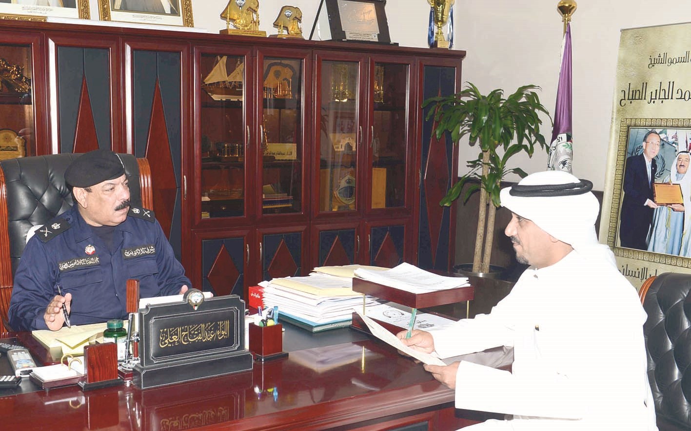 اللواء العلي متحدثاً إلى الزميل منصور الشمري