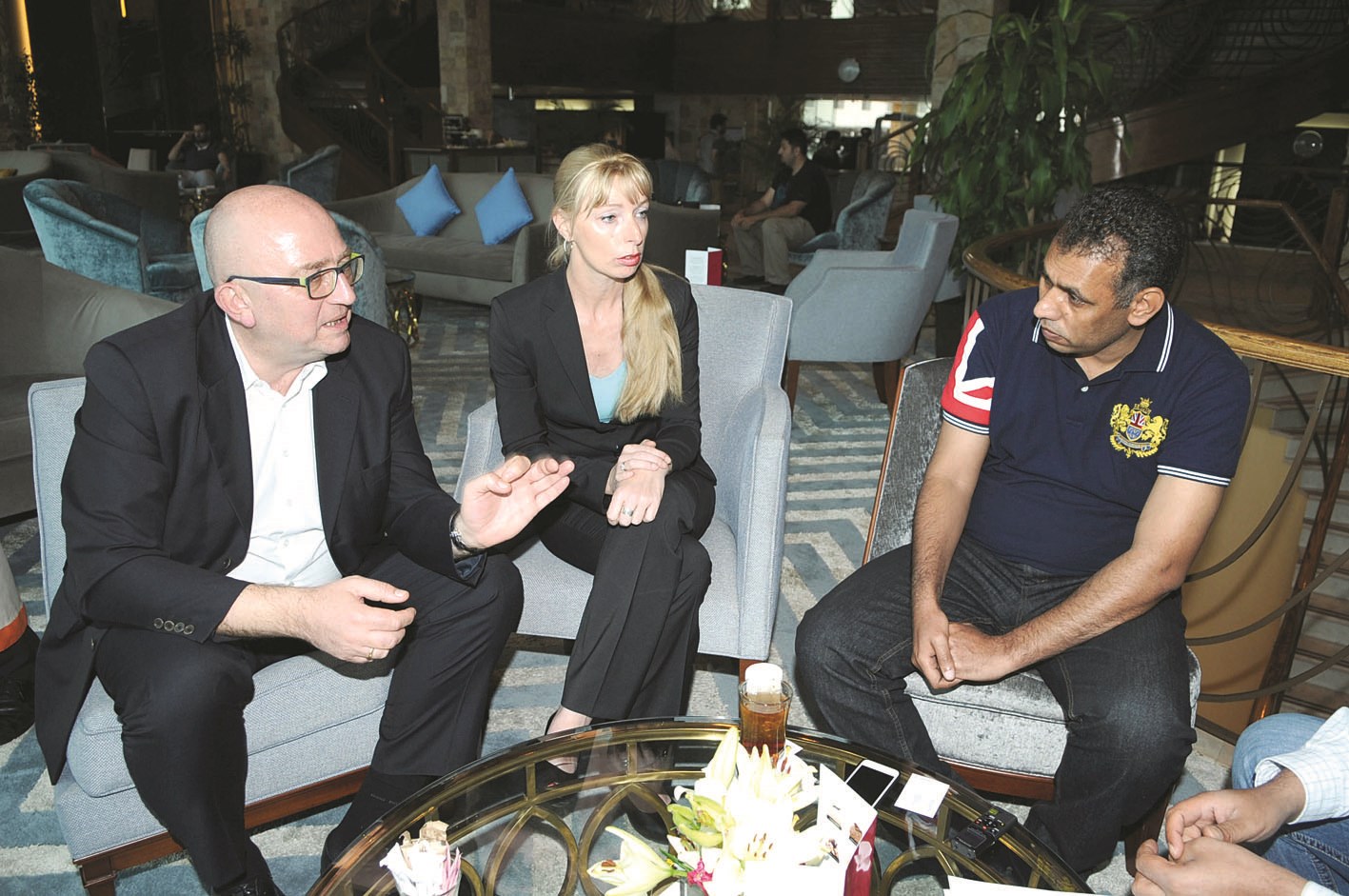 براون متحدثاً للزميل عمر العلاس وبجوارهما جاسمين بورتر