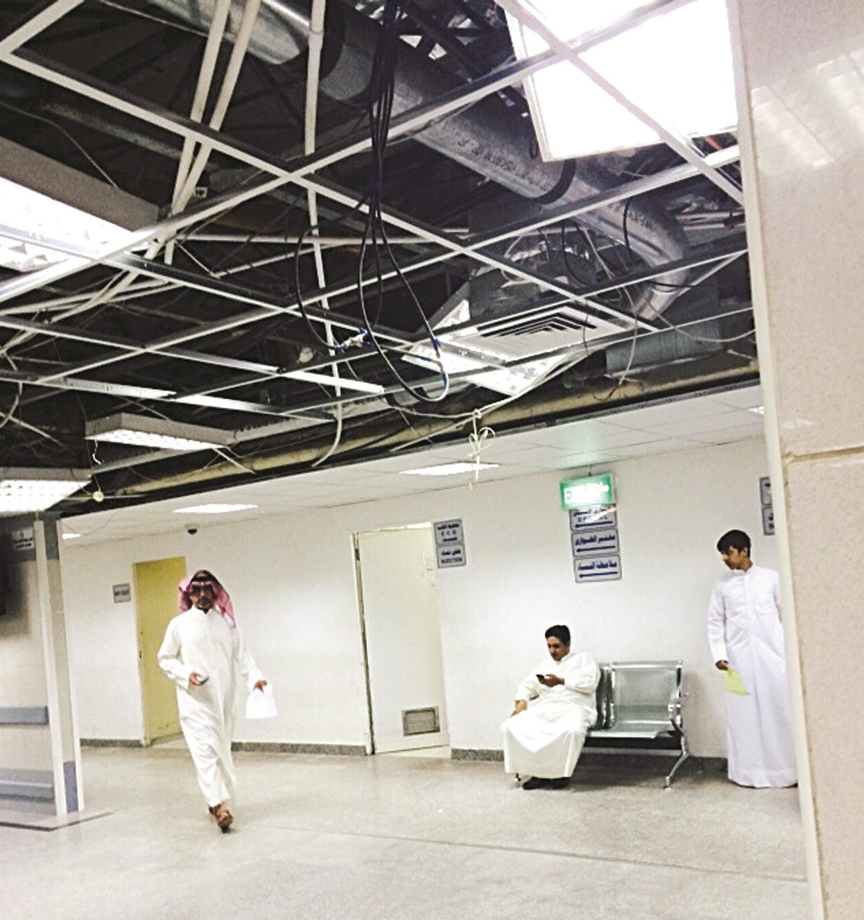 الأسلاك تتدلى فوق الرؤوس (تصوير نايف العقلة)