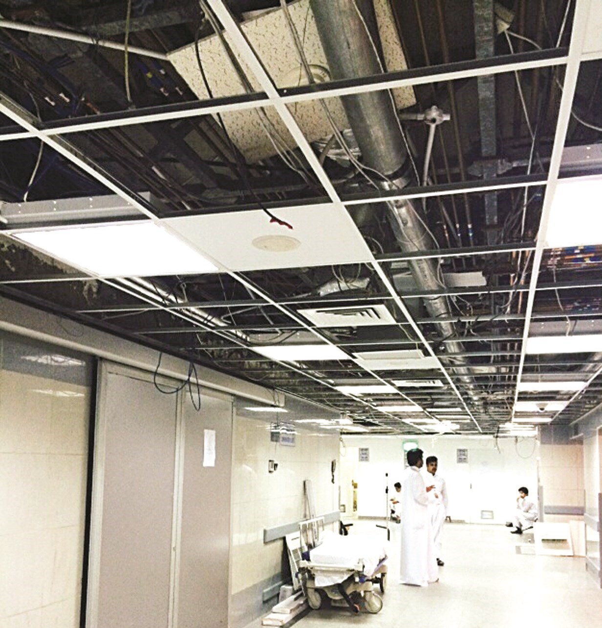 أعمال الصيانة في المستشفى تركت الأسقف بلا إجراءات أمن وسلامة
