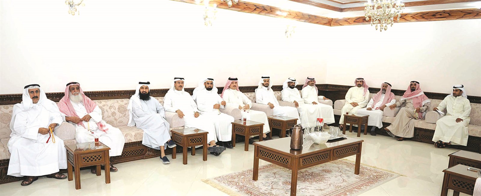 رواد الديوانية يتحدثون للزميل نواف نايف (تصوير نايف العقلة)