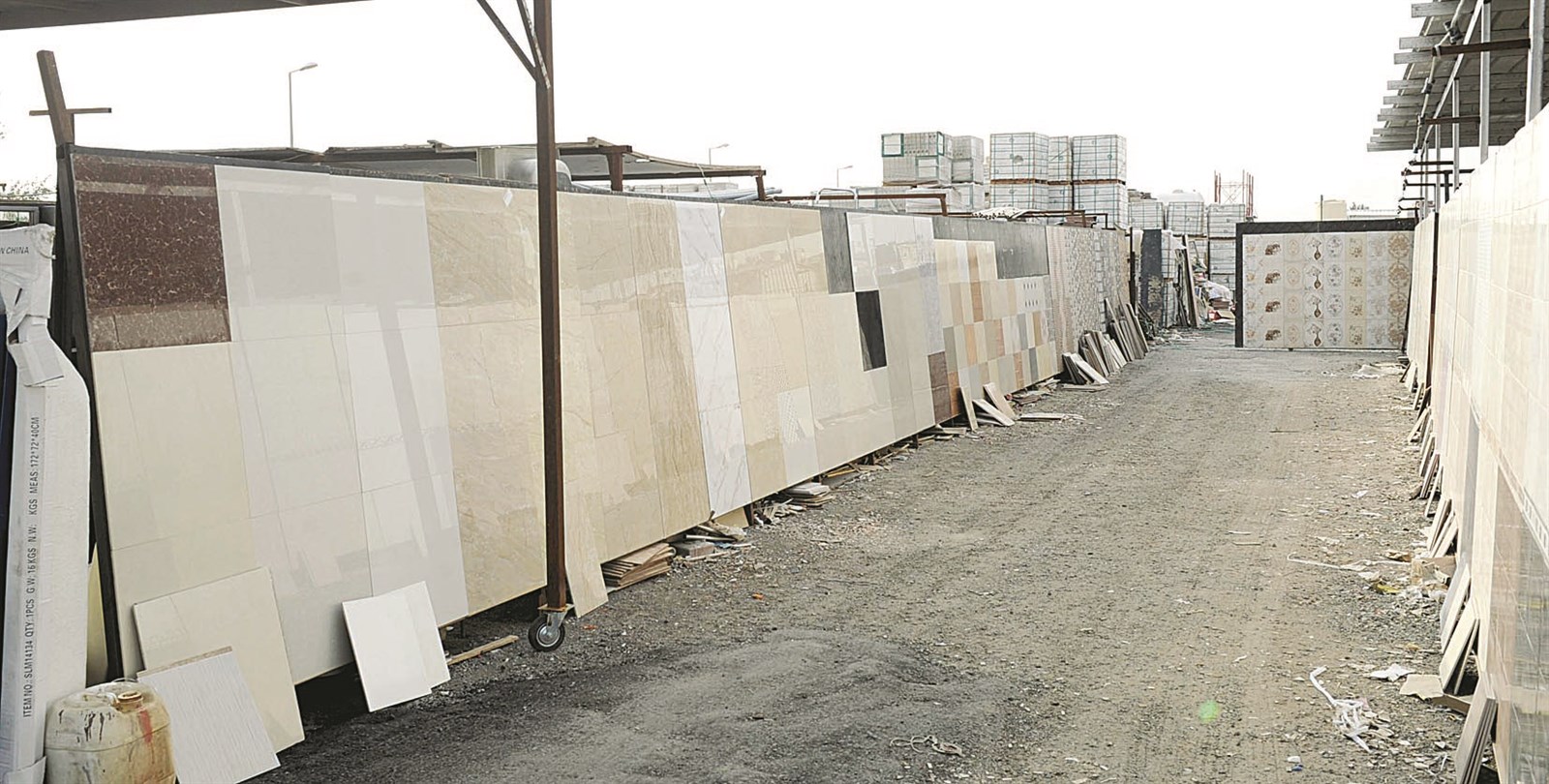 البضاعة المعروضة في قسائم السيراميك ... سكراب!   (تصوير نايف العقلة)