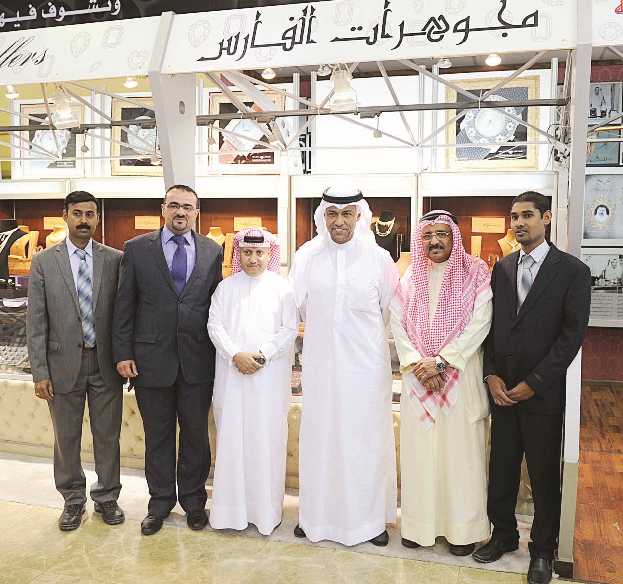 زياد الفارس متوسطاً مدير العلاقات العامة طارق أحمد ومسؤولي فرع الشويخ