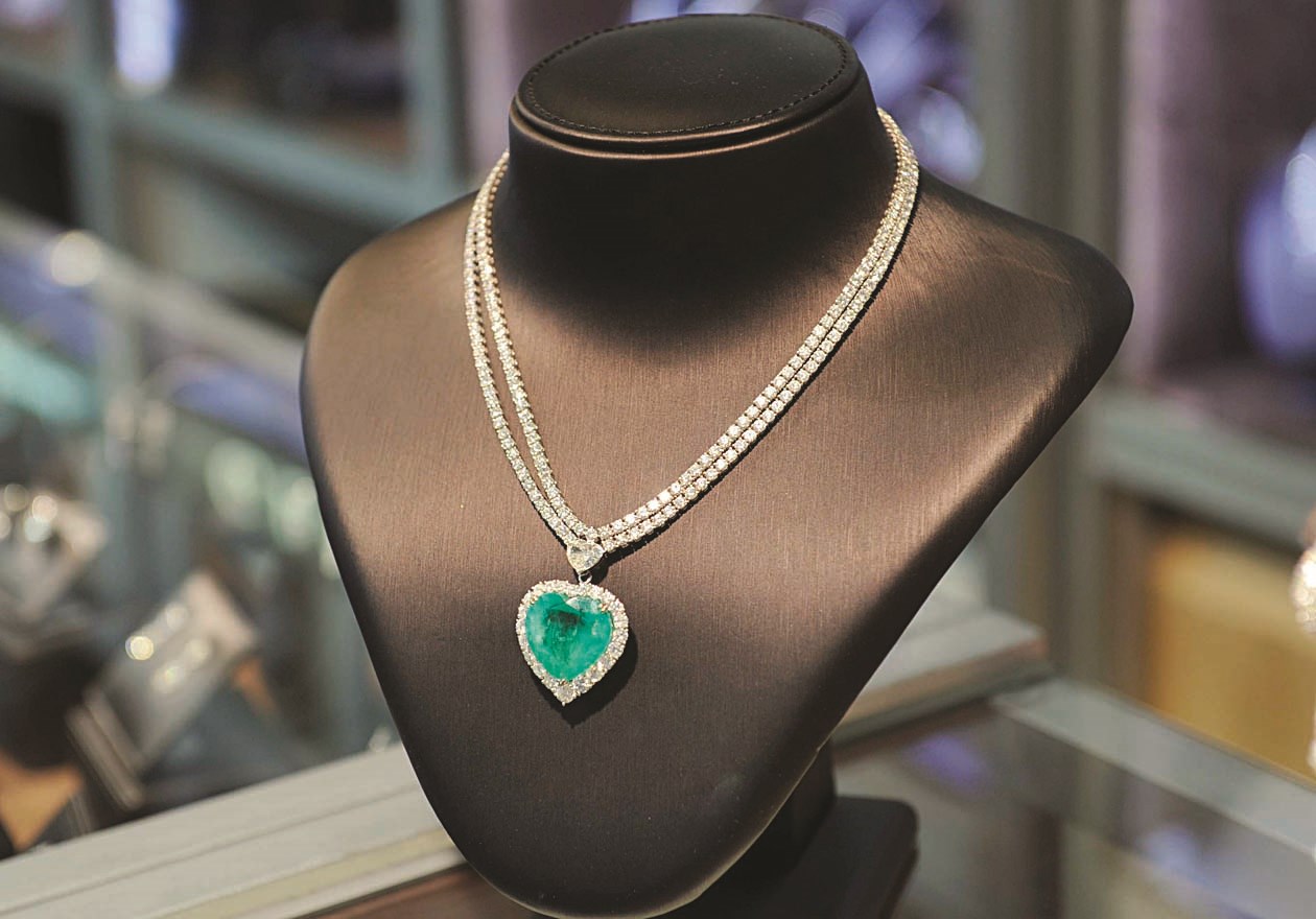 من العقود الطويلة