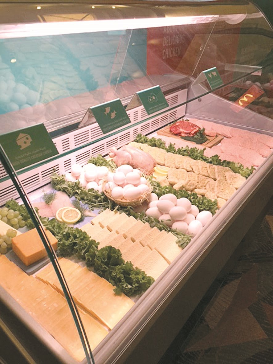 منتجات ماكدونالدز أمام العملاء