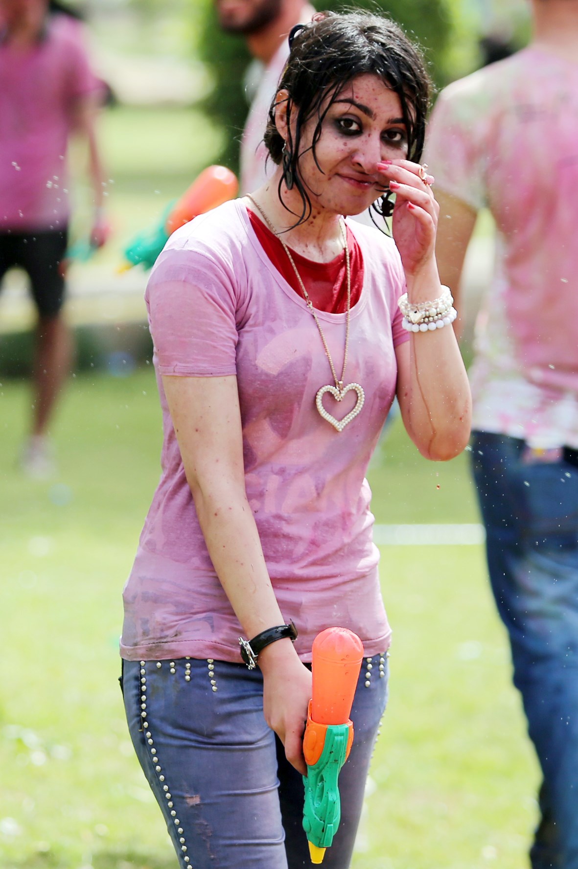 u0641u062au0627u0629 u0639u0631u0627u0642u064au0629 u062au0634u0627u0631u0643 u0641u064a u00abu0645u0647u0631u062cu0627u0646 u0627u0644u0623u0644u0648u0627u0646u00bb u0641u064a u0628u063au062fu0627u062f (u0627 u0641 u0628)