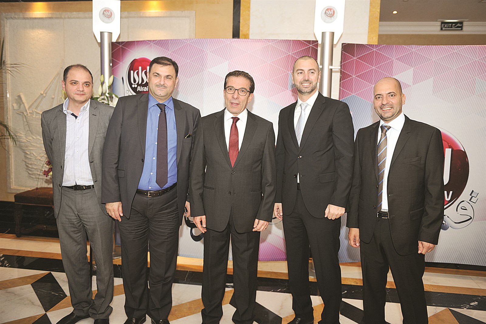 فريق الإعلان والتسويق مع فريد سلوم ومهند سلطان من الزميلة «الأنباء»